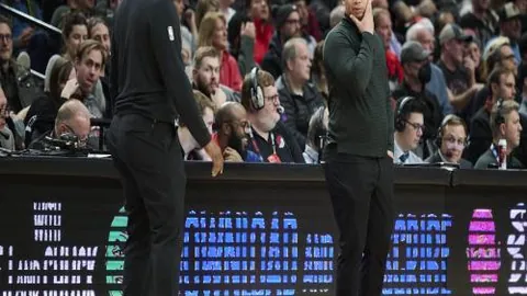 辽篮连胜山东告负，杨鸣肩扛冠军希望，喜忧交错