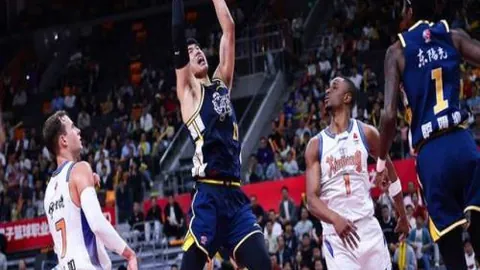 大乐透期号专家推荐：防守强权对进攻狂潮5胜4分析